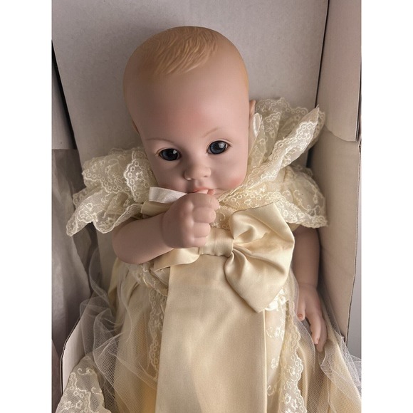 COMMEMORATIVE ADDITION VINYL ROYAL DOLL 2013 Item RD01 - Picture 1 of 16